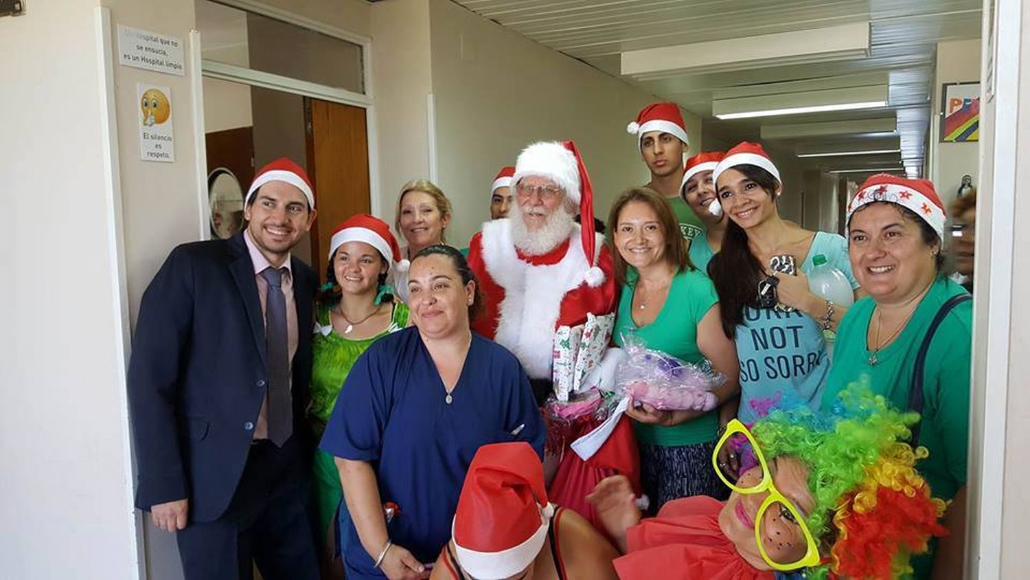 Papá Noel visitó dos merenderos y el Hospital de San Nicolás