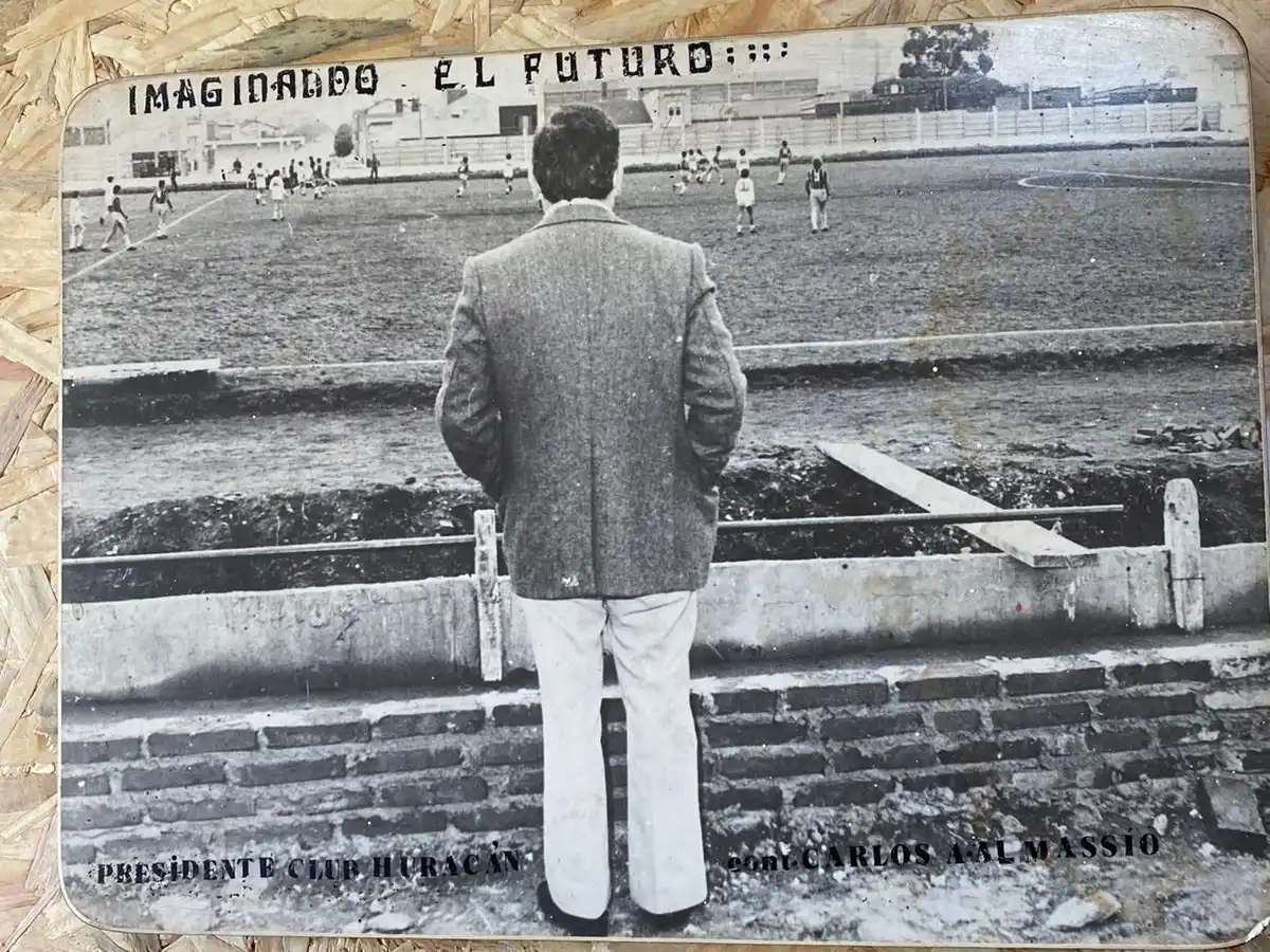 Inmortalizado en la cantina. "Lito" Almassio y una postal en el viejo estadio de Huracán