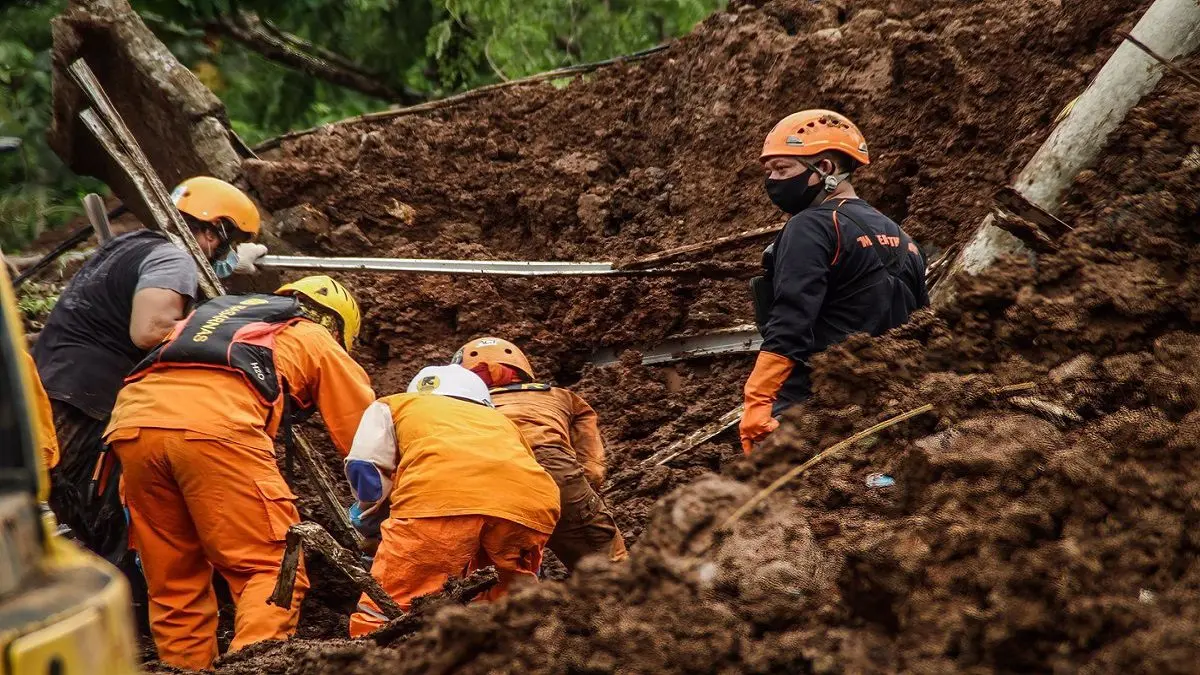 Sube a 30 muertos el balance del deslizamiento de tierra en Indonesia