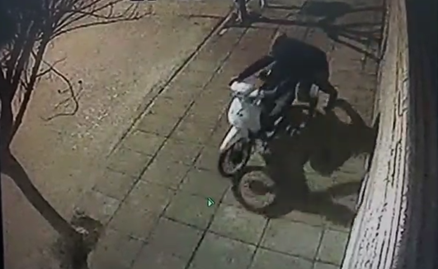 [Video] Dejó la moto estacionada afuera de su trabajo y se la robaron