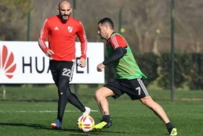 Mora se retiró con una  molestia del entrenamiento