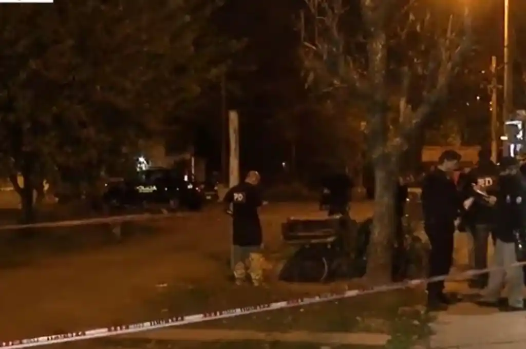 Acribillaron a un joven desde dos autos en Rosario