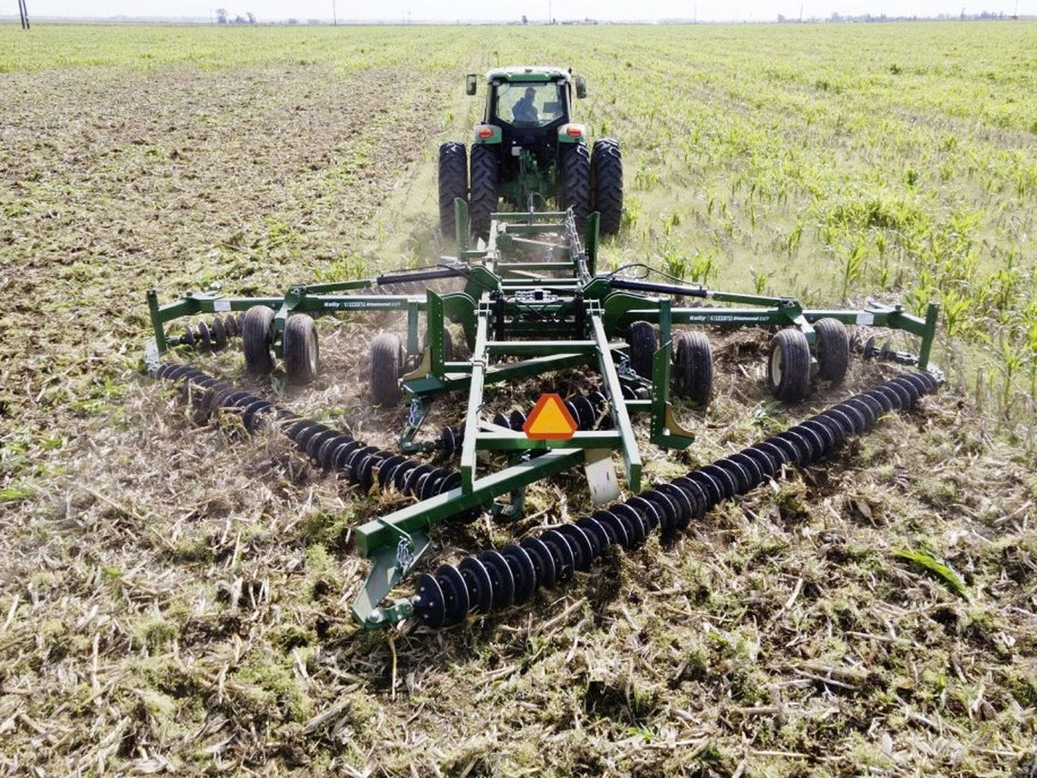La labranza ocasional podrá alterar la composición del lote, pero no reducirá la amenaza de las malezas