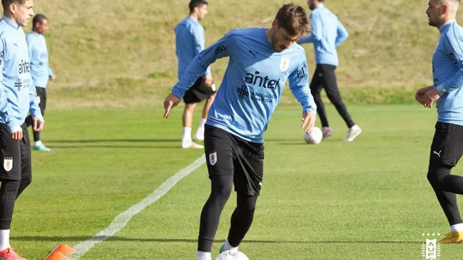 Uruguay prepara un ataque con De La Cruz, Cavani y Suárez para el debut con Argentina