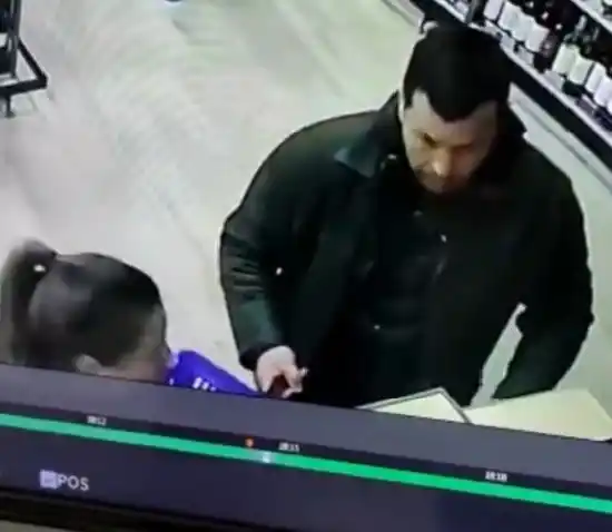 La Plata: Un penitenciario robó un whisky de un supermercado, fue filmado y separado de su cargo