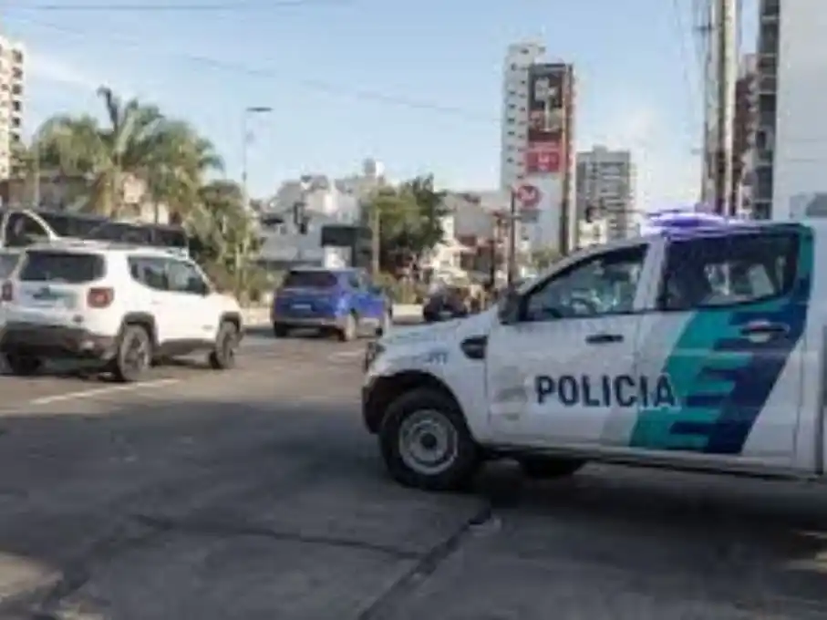 Los asaltantes le apuntaron con un arma, la golpearon y la tiraron al piso para arrebatarle las llaves y sus pertenencias.