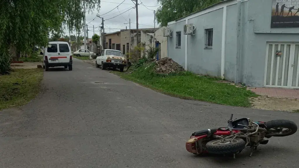 La motocicleta quedó tendida sobre el asfalto tras el accidente vial ocurrido en la vía pública. El conductor presentó una fractura dorsal.