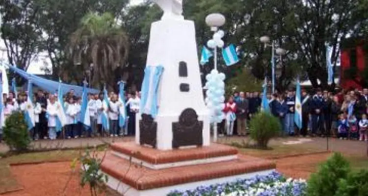 Homenajearon a la bandera en la Plaza Belgrano