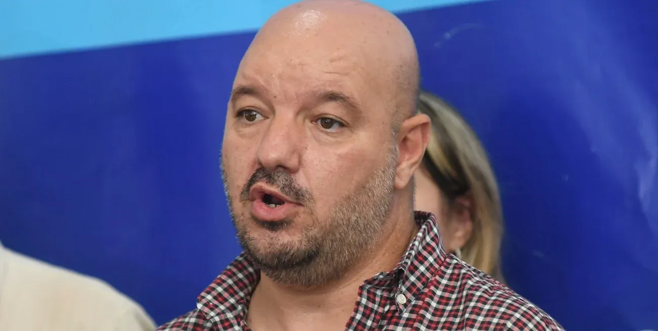 "Venimos a exigir que este 'premio' se discuta en la mesa paritaria. Se tiene que dar marcha atrás, no solamente por que entendemos que es extorsivo, sino porque claramente implica modificar el régimen laboral", dijo Rodrigo Alonso. Crédito: Flavio Raina.
