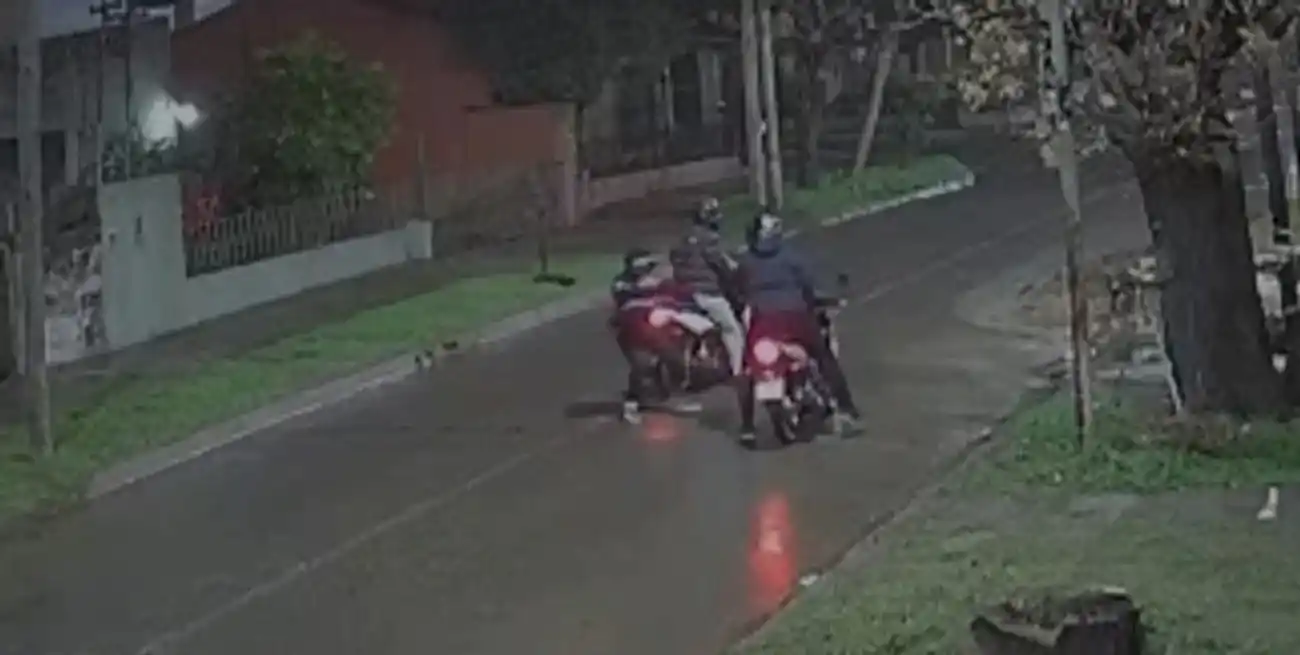 El asaltante tomó la moto del efectivo y se escapó junto a su compañero de delito.