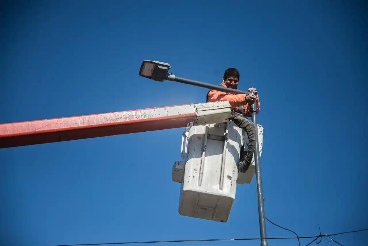 Cambian a sistema LED las luminarias de la ciudad
