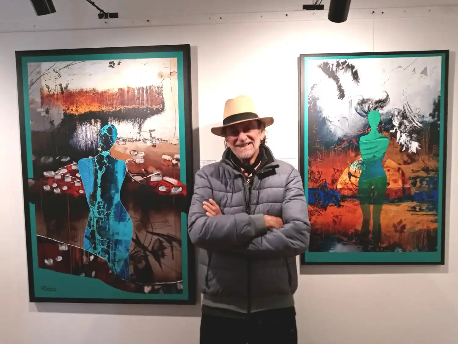 "Fin del juego" y "Cronofobia"; en el centro, el autor Oscar Poliotto. Foto: MIA