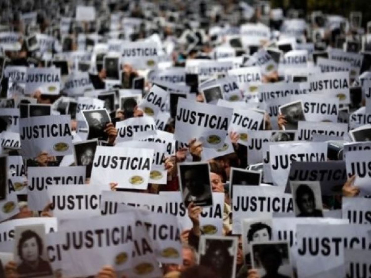 El presidente Alberto Fernández oficializó la “desclasificación absoluta” para los documentos de la AMIA