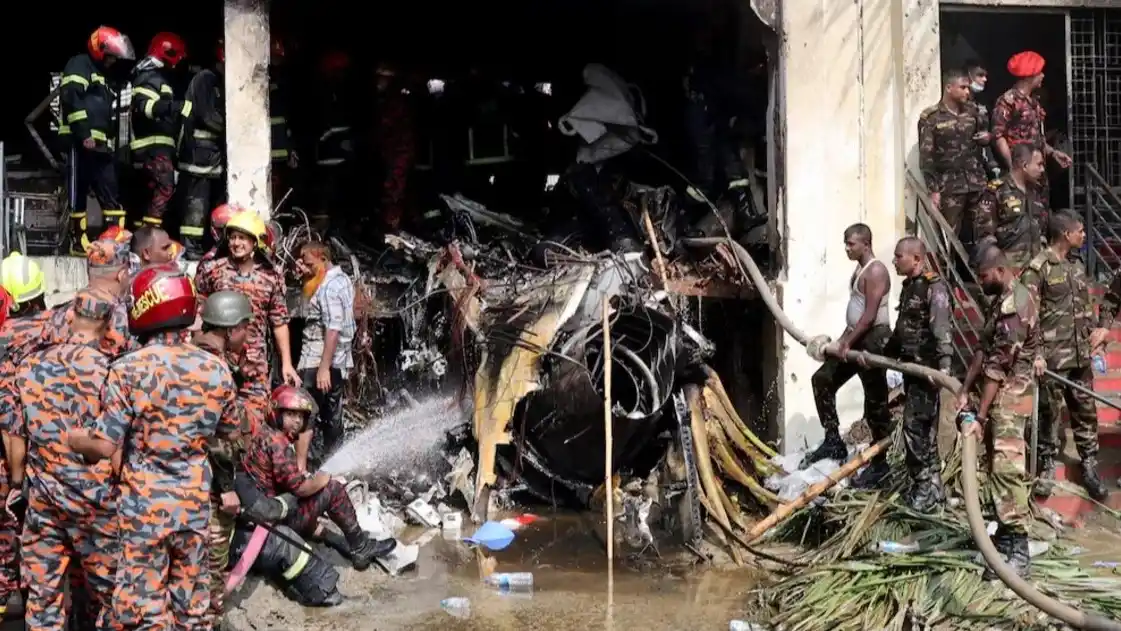 Un avión de guerra chocó contra una escuela en Bangladesh: 19 muertos