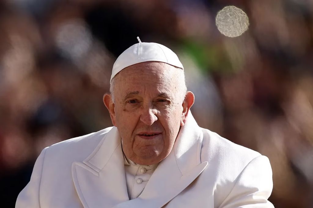 Afirman que el papa Francisco “pasó una buena noche” aunque seguirá internado