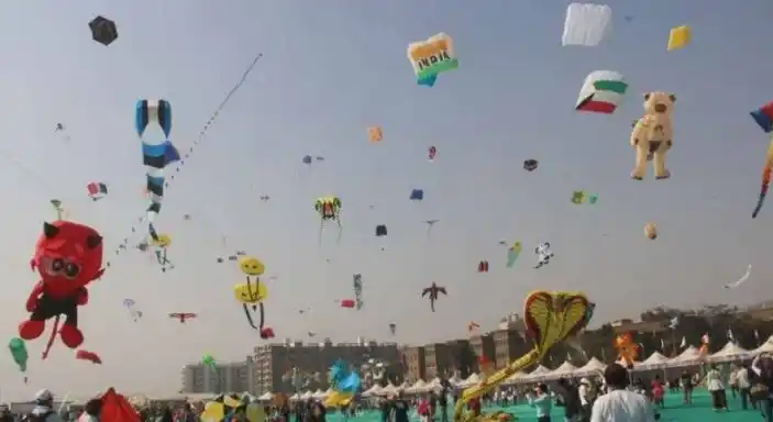 India: niños muertos y heridos por cortaduras durante un tradicional festival de barriletes