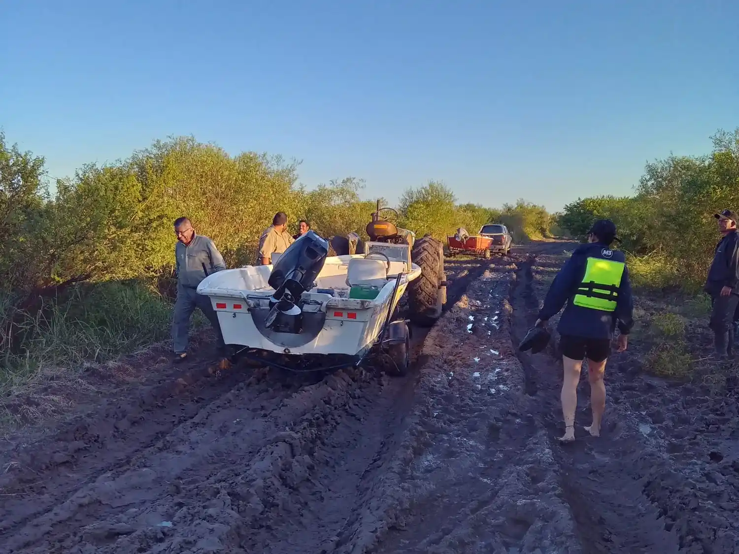 Continúa el operativo de búsqueda del hombre que cayó a un arroyo cuando pescaba con amigos