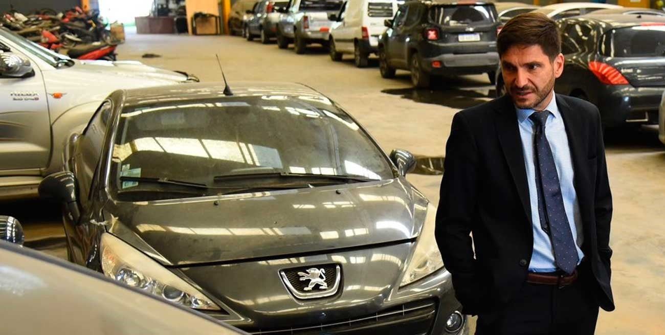 El gobernador mantiene una intensa agenda. En la imagen recorriendo el lugar donde se resguardan bienes secuestrados por diferentes causas judiciales, entre ellas por narcotráfico.