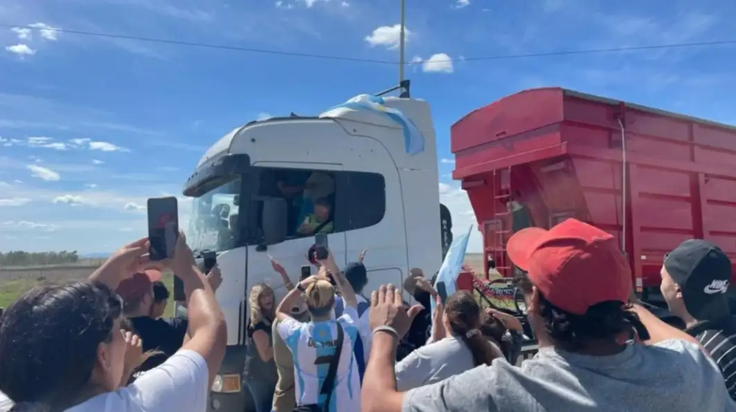 Marcos Di Palma al frente de la caravana solidaria.
