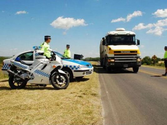 Luces apagadas y exceso de velocidad, las faltas más comunes en las rutas 
