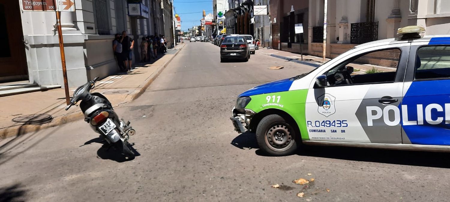 Chocaron una moto y un auto en el centro: trasladaron a un hombre al Hospital