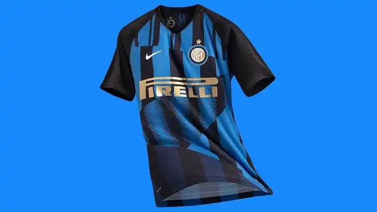 La extravagante camiseta del Inter que fusiona 10 modelos en uno
