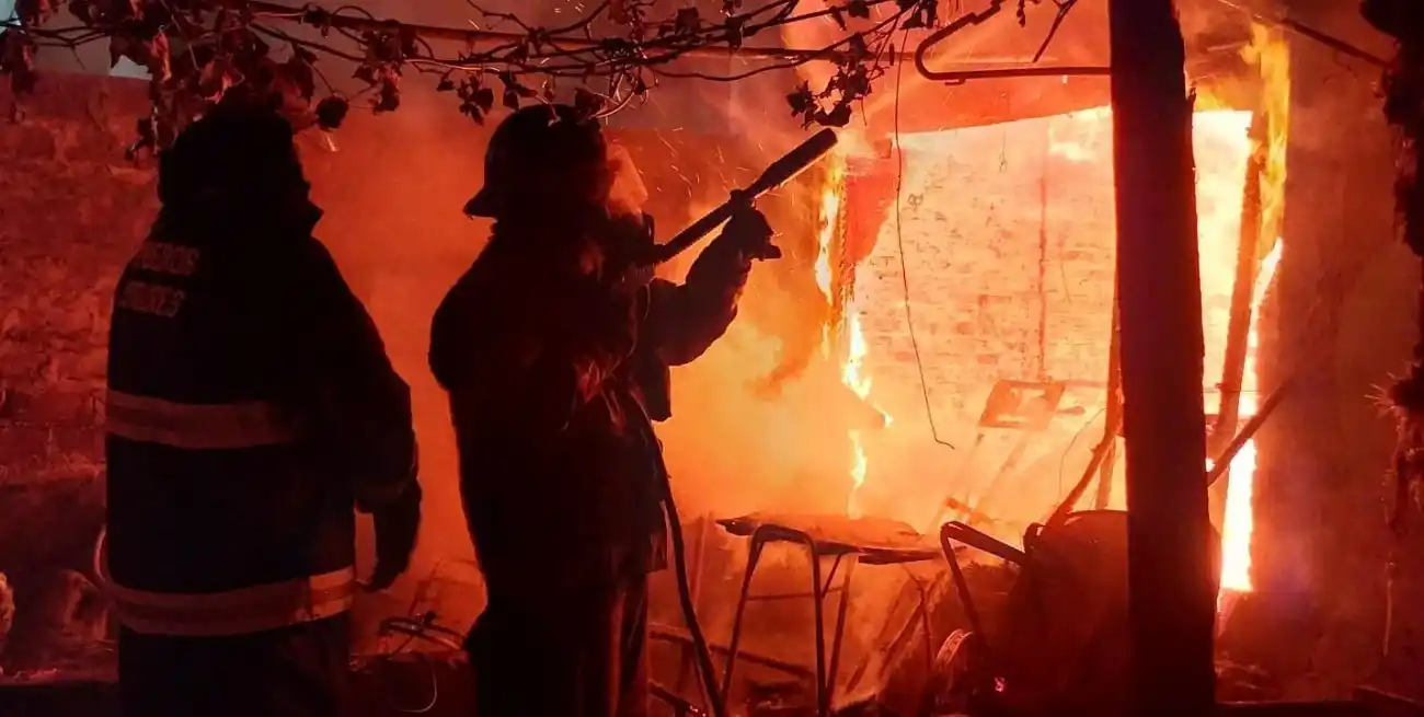 Devastador incendio de una vivienda en barrio Coronel Dorrego.