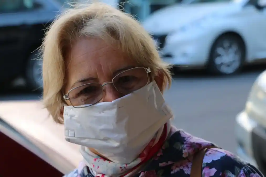 Muchos vecinos de la ciudad ya utilizan barbijos o tapabocas para salir de sus casas 
