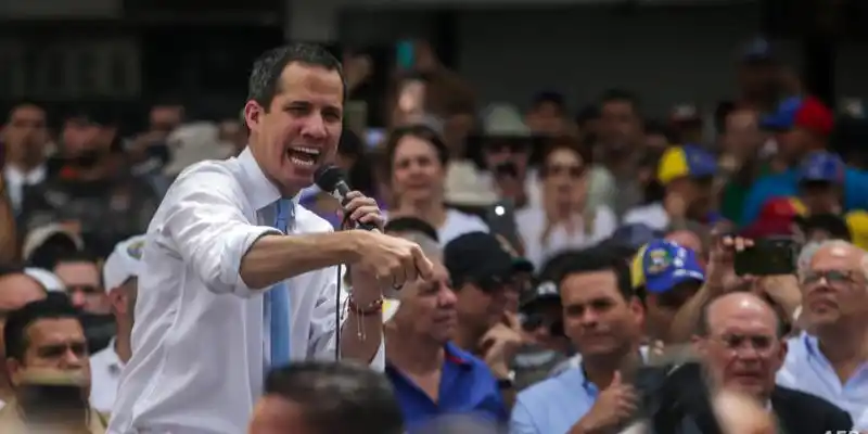 EFE: Parlamento alarga su período y reconocimiento a Guaidó por un año