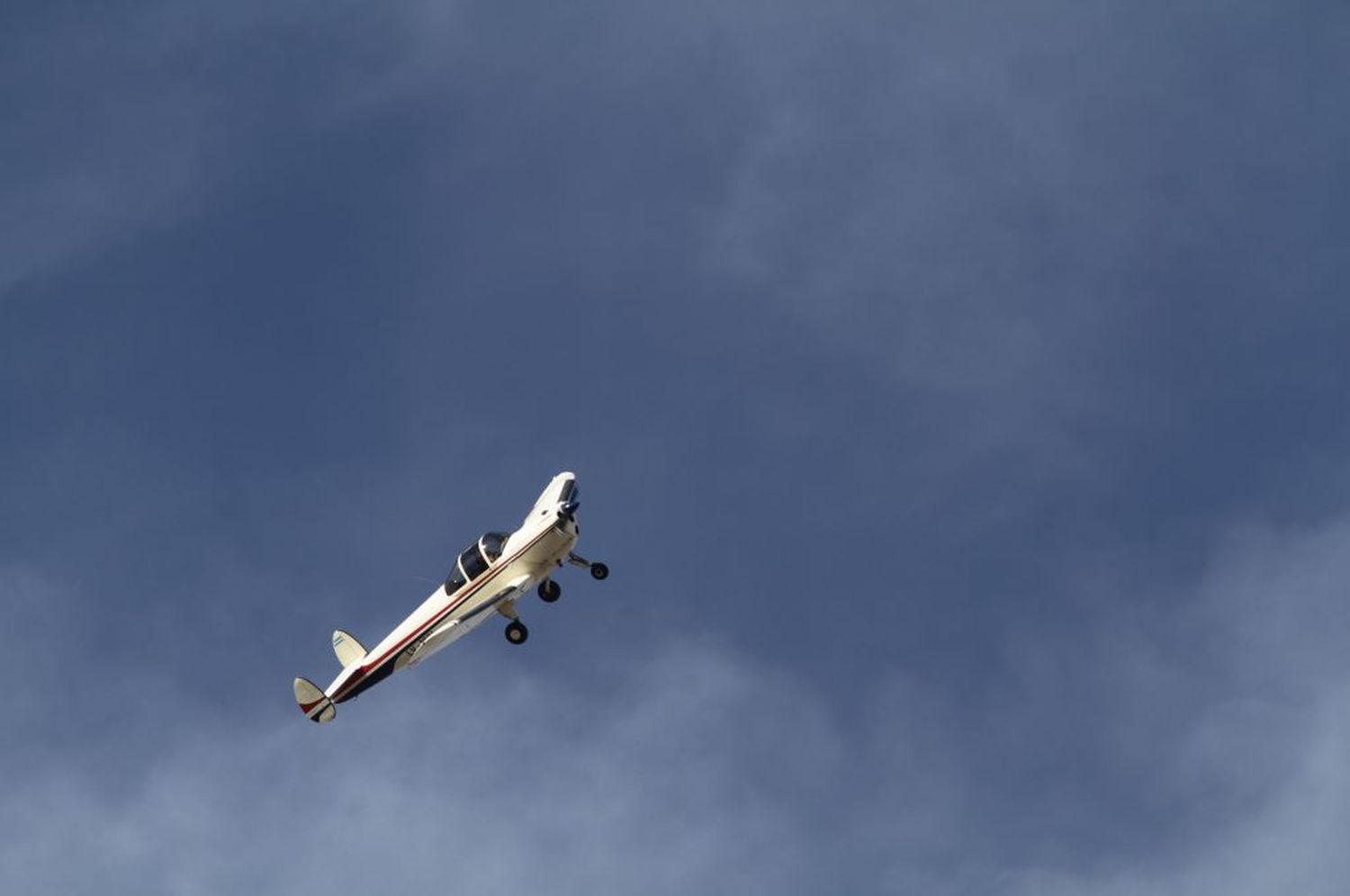 Un funcionario brasileño sugirió rociar desde aviones el aire con alcohol en gel