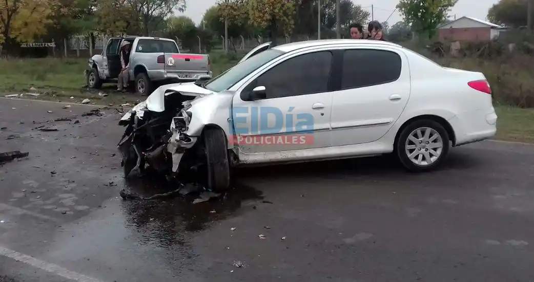 Conductores hospitalizados tras fuerte choque en Pueblo Belgrano 