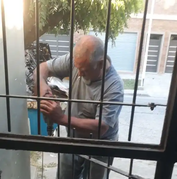Dieron de alta a los abuelos víctimas del asalto mientras familiares y amigos reconstruyen la vivienda incendiada