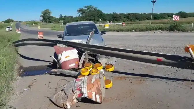 Un auto siguió de largo y colisionó la barrera en la Ruta 18