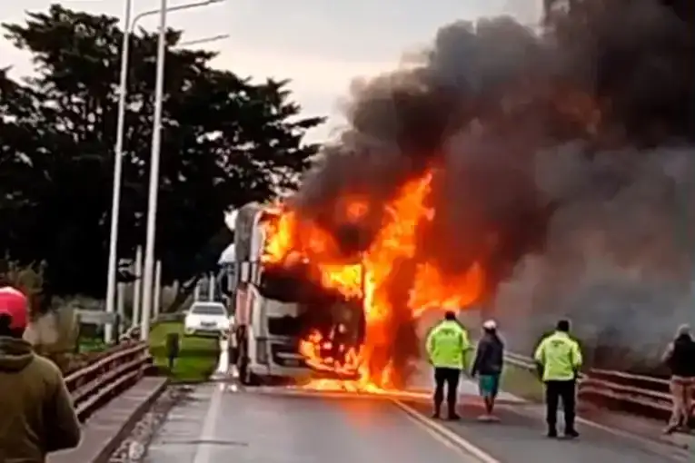 Se incendió un camión con verduras al cruzar el puente Pellegrini en Gualeguay