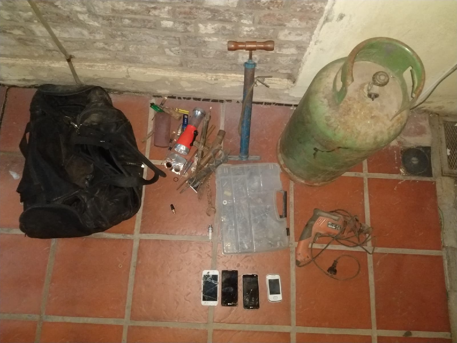 Las cámaras lo advirtieron llevando una garrafa y fue detenido
