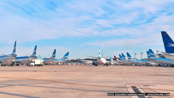 La fusión de dos organismos clave en el transporte aéreo argentino estaría a una firma de Milei