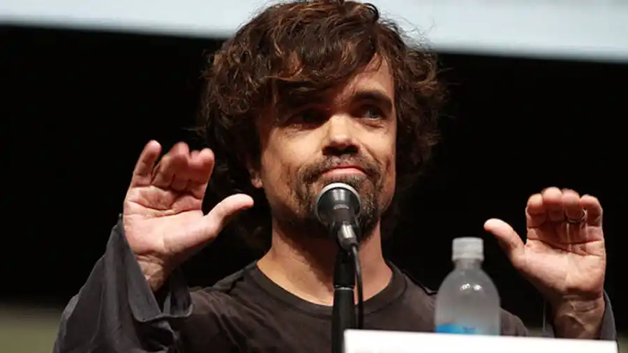 Peter Dinklage cuestionó a Disney por recrear una «historia retrógrada» de Blancanieves