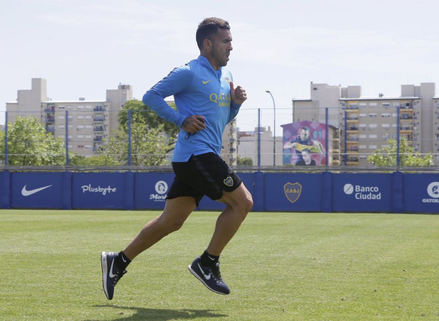 Tevez, desgarrado, no podrá jugar hasta 2020