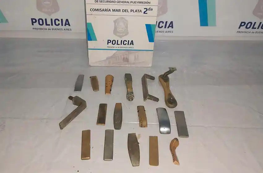 Cae ladrón de picaportes: lo denunciaron y tenía varias piezas de bronce