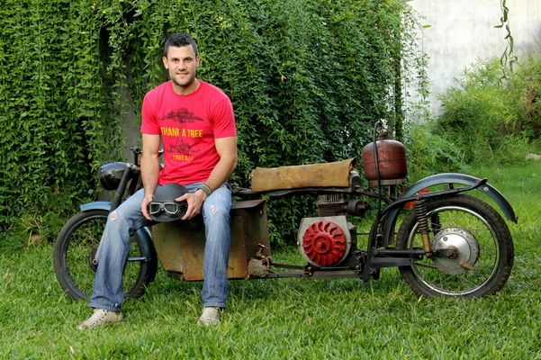 Como en la revolución industrial: Construyó un motor a vapor y le dio vida a las vías del tren