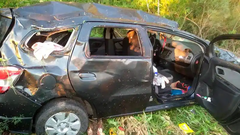 Una familia resultó herida al volcar el auto en el que viajaban