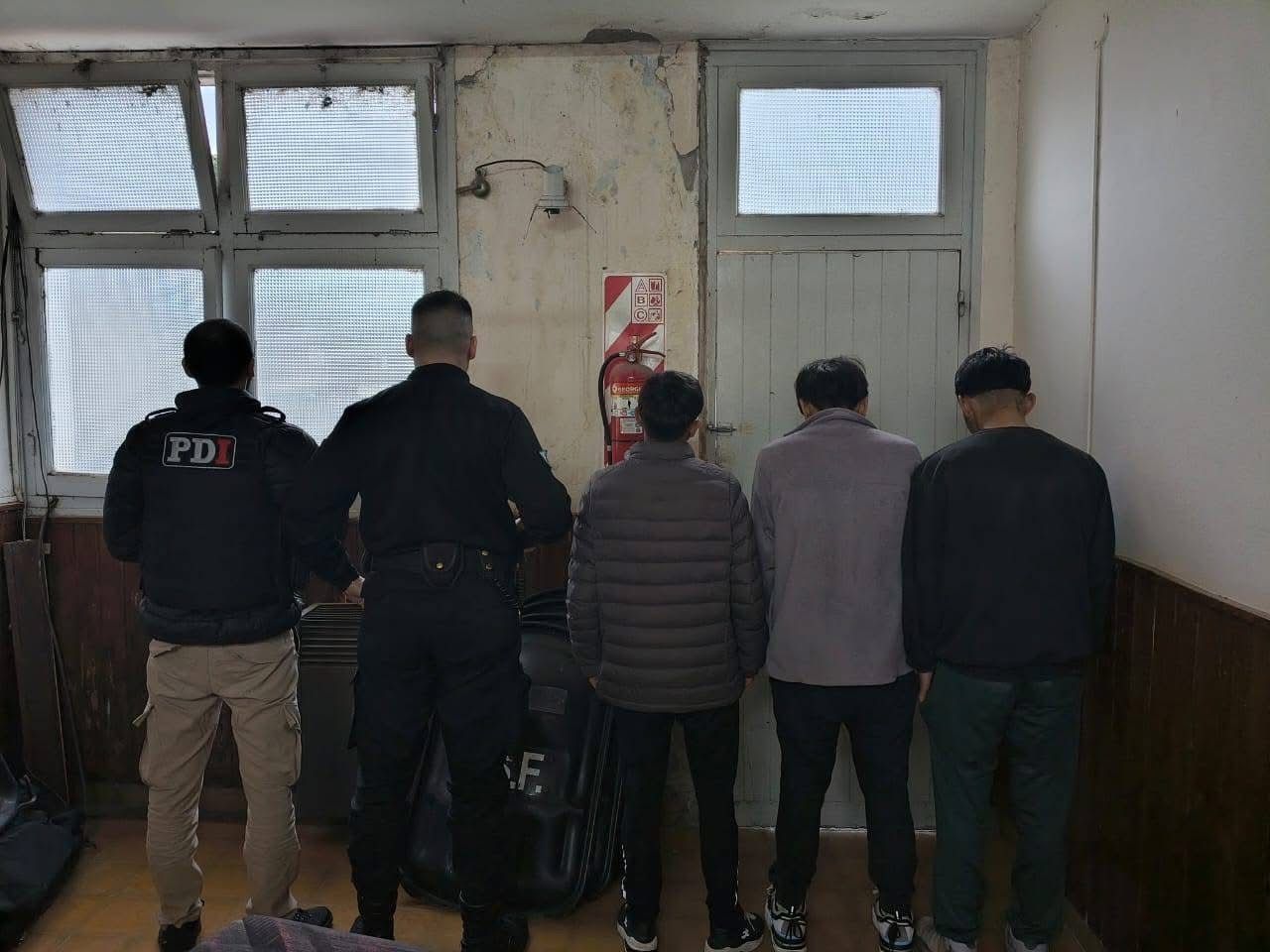 Los menores detenidos al momento de ser trasladados a la sede policial