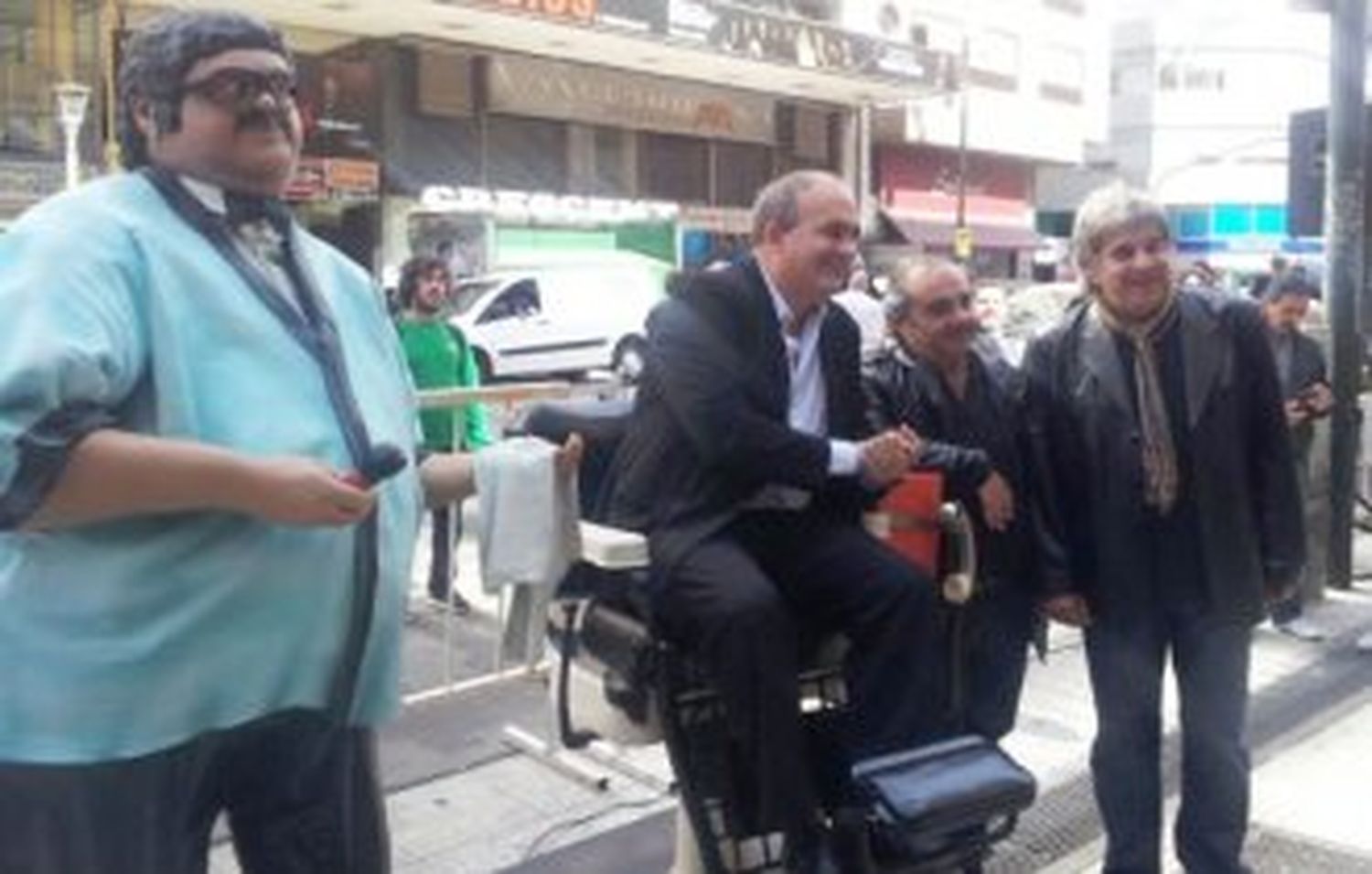 Porcel también tiene una estatua en calle Corrientes