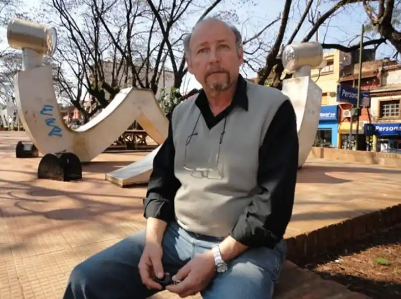 Mario Calderón en la plaza de Victoria. En 2011, tras trece años de lucha el hombre logró cobrar la herencia de Reggiardo. Hoy es uno de los grandes terratenientes de la zona (Crédito: revista Análisis de Paraná)