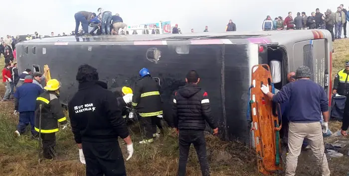 Quince muertos y más de 40 heridos, tras el vuelco