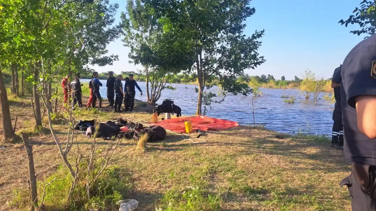 Los efectivos inspeccionan la zona donde se ahogó el joven. Fotografía Policía Bonaerense.