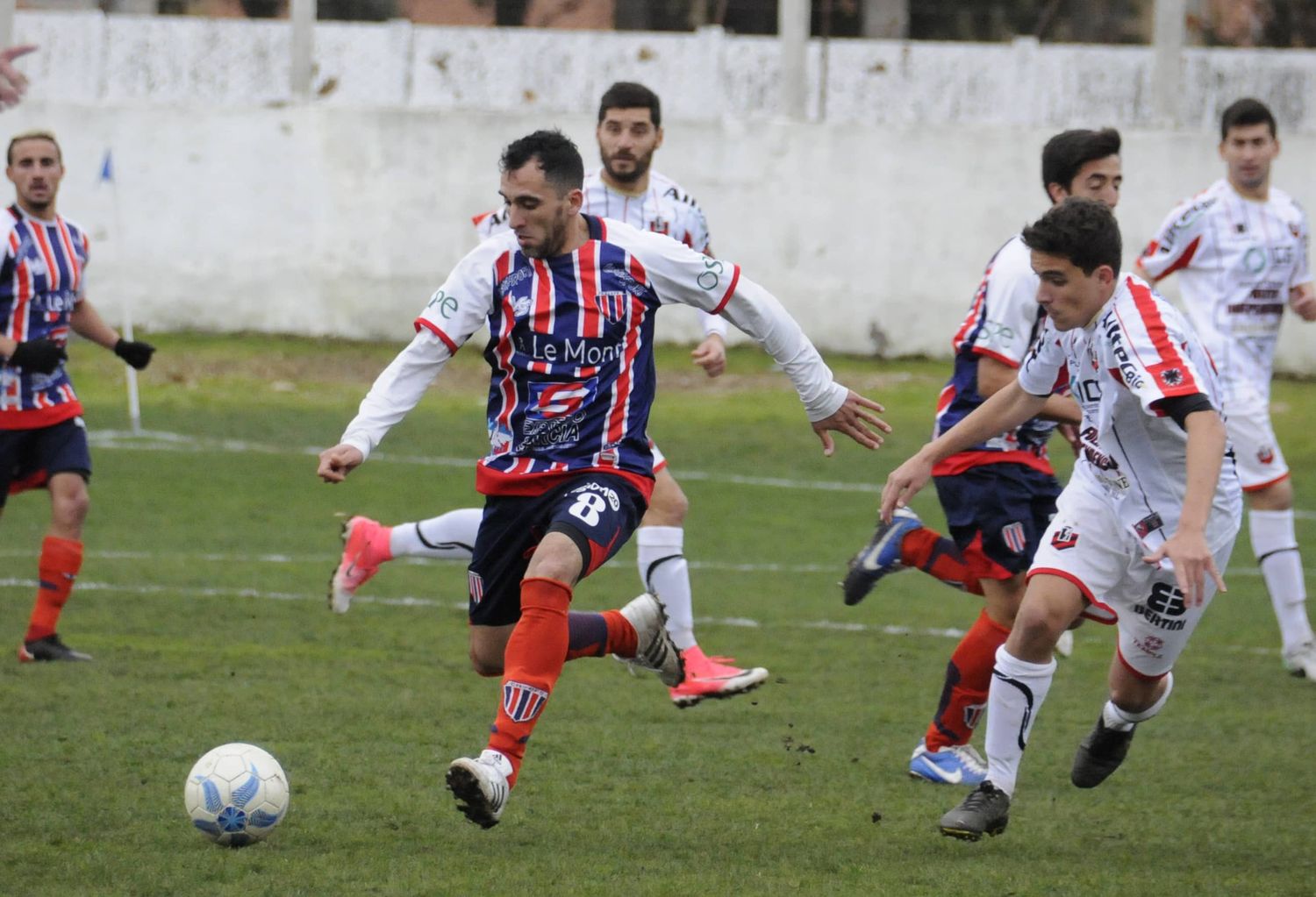 Sánchez, maniobrando en un partido entre Ferro e Independiente.