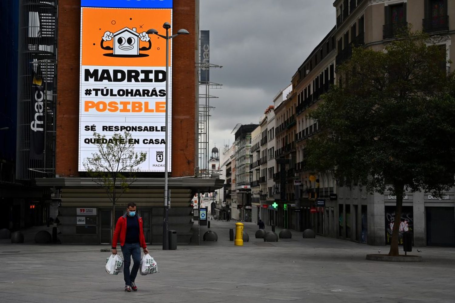 España endurece el aislamiento y paraliza la actividad no esencial