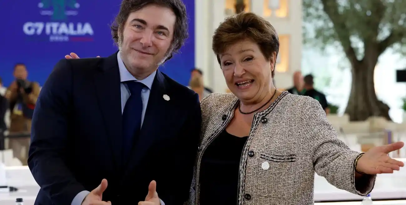 Javier Milei junto a Kristalina Georgieva, titular del FMI. Crédito: Louisa Gouliamaki/Reuters