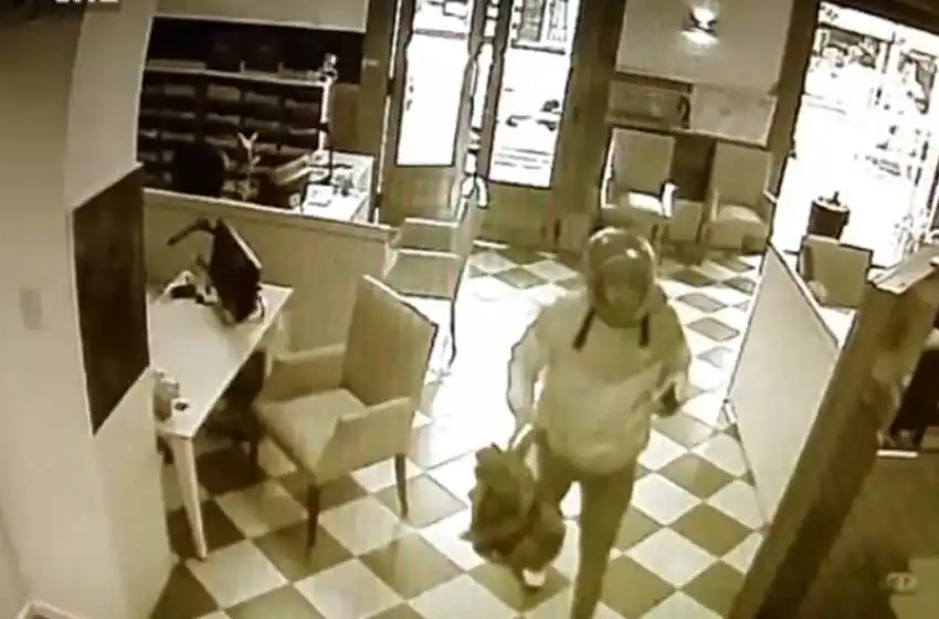 Cámaras de seguridad del diario La Capital registraron el momento del asalto